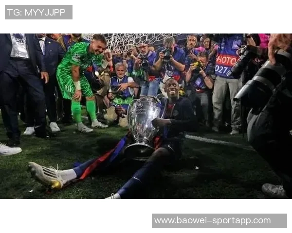 登贝莱荣获世界足球先生双料最佳称号引发热议