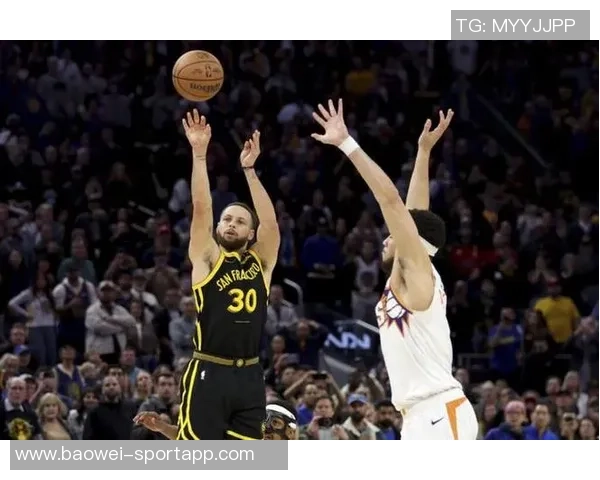 库里半场表现抢眼7投5中贡献14分2助攻三分球命中率高达60成为全队得分王
