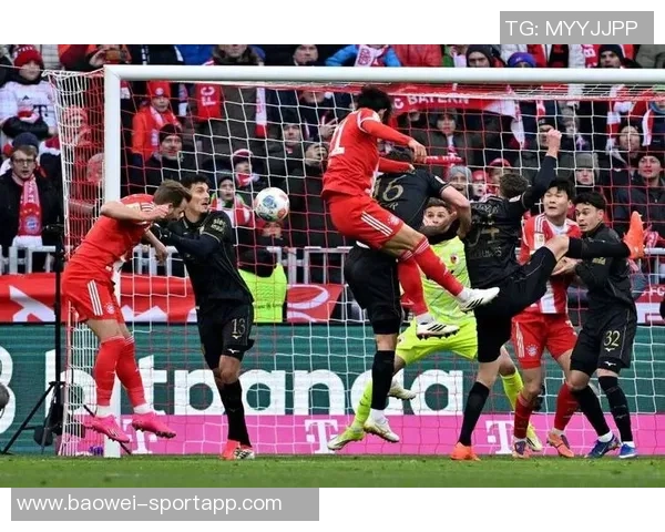 阿方索戴维斯与伊藤洋辉亮相拜仁今日训练场景